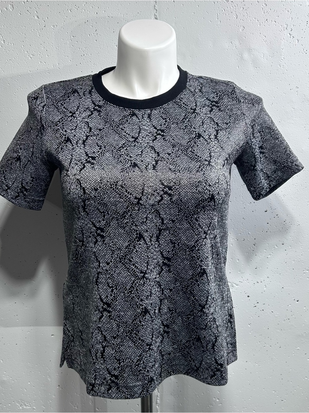 Chico's Black White Silver Snakeskin Jacquard Top S - Picture 2 of 8